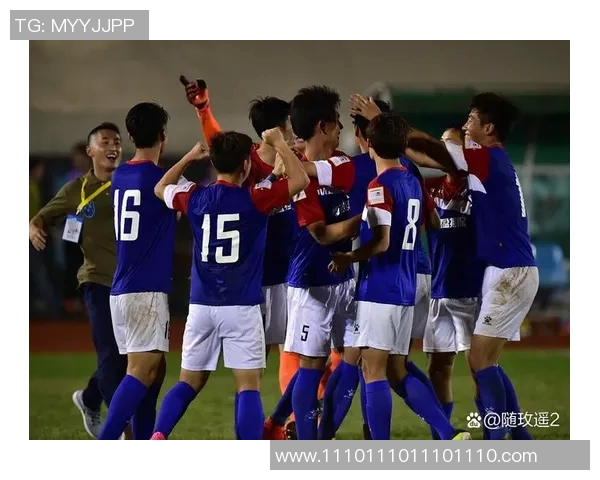 神山足球明星队成员齐聚一堂展现青春风采与团队精神