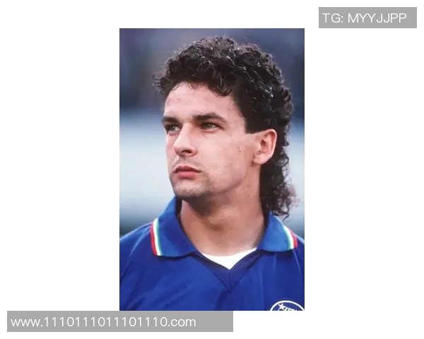 足球明星与对方女球迷的浪漫邂逅引发球场内外的热议与关注